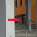 Wejście po schodach lub windą dla niepełnosprawnych od strony ul. Legnickiej. 